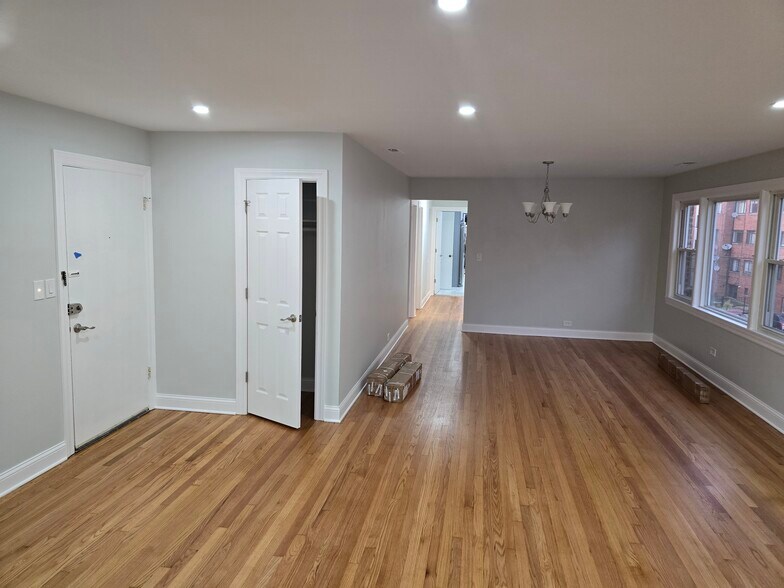 Building Photo - 2930 W Berwyn Ave