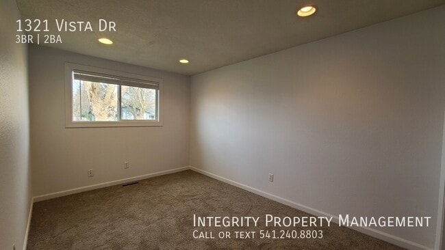 Building Photo - 1321 Vista Dr