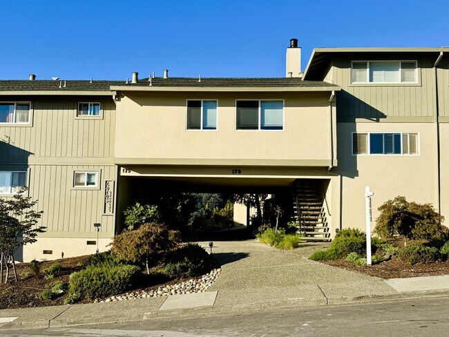 Primary Photo - 4 bed, 2.5 bath top floor corner unit cond...