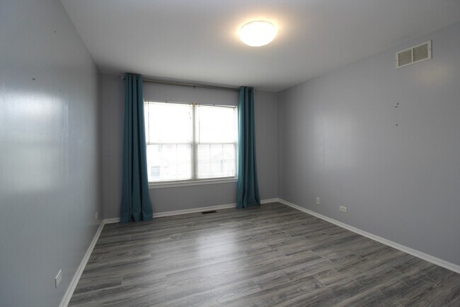 Building Photo - 2434 Dickens Dr