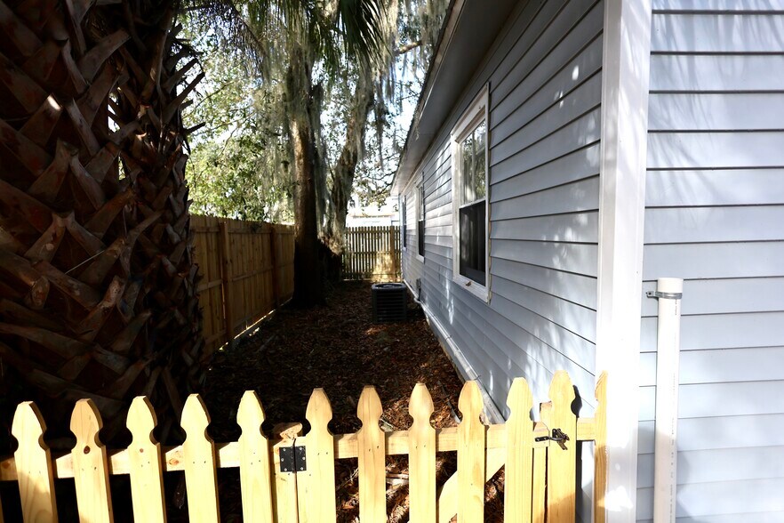 Fenced Yard - 400 S 9th St