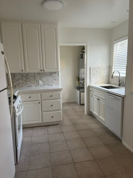 Building Photo - 4164 Madison Ave