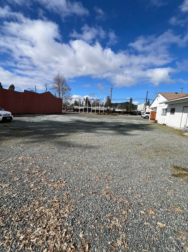 Building Photo - 2BED 1BATH - Off Street Parking, Fenced Ya...