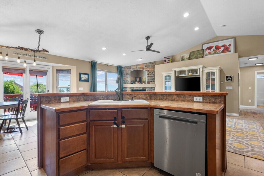 Building Photo - 1396 S Lukas Ln