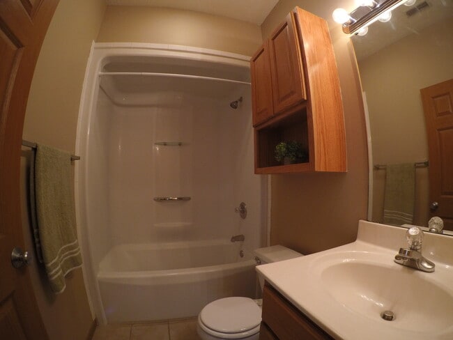 Building Photo - 302 N Chauncey Ave