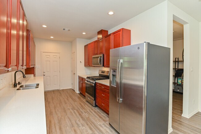 Building Photo - 1110 Louise St