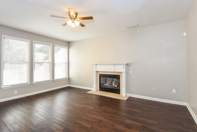 Building Photo - 214 Elmbrook Ln