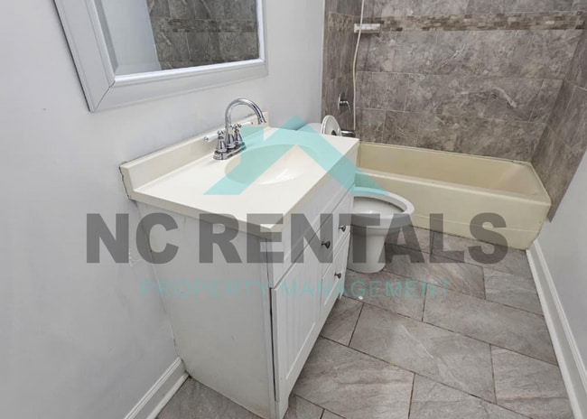 Building Photo - 1006 Panola St