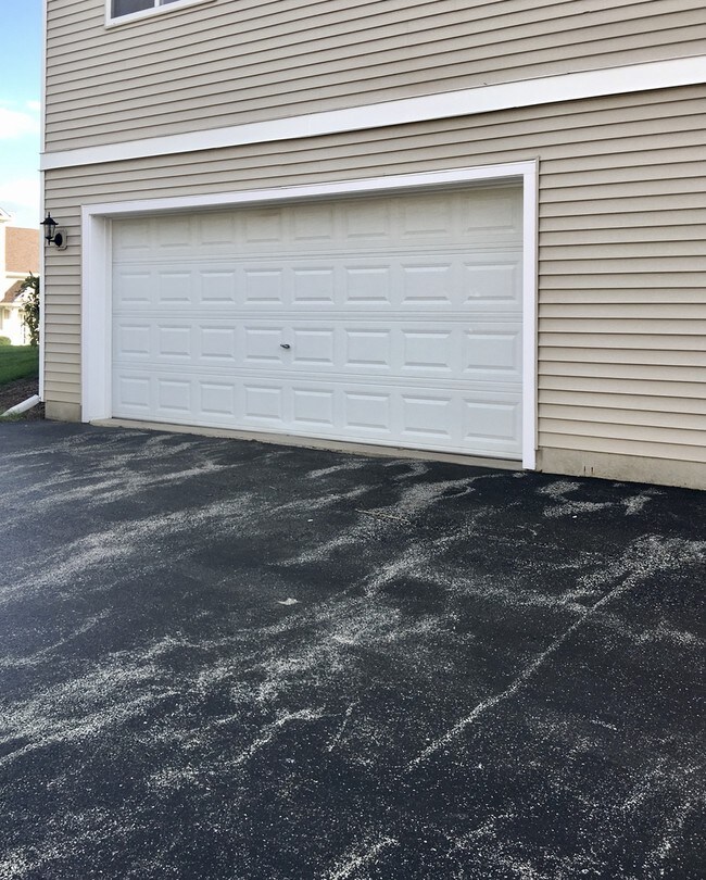 Building Photo - 1733 Fieldstone Dr N