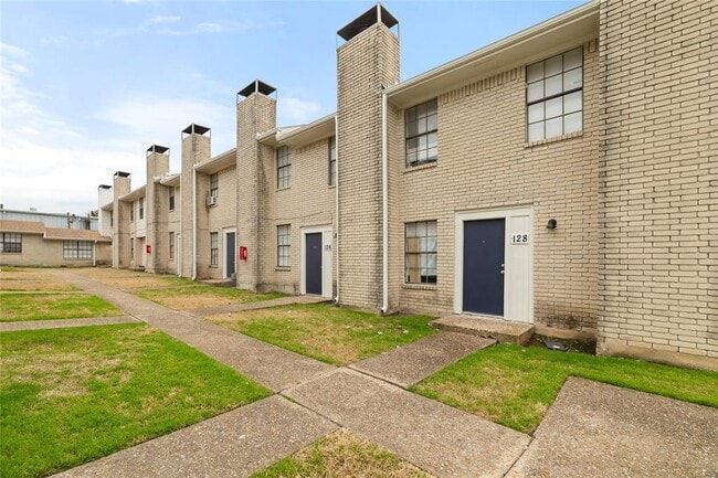 Building Photo - 210 W Lake Dr