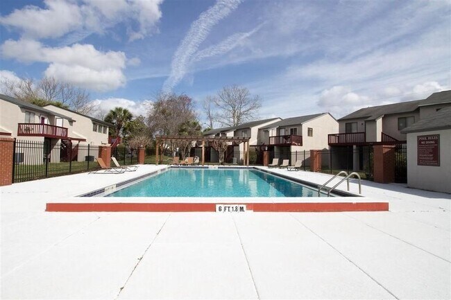 Building Photo - 2 Bedroom 2 1/2 bath in the Lakes Townhome Community! Complete Remodel!