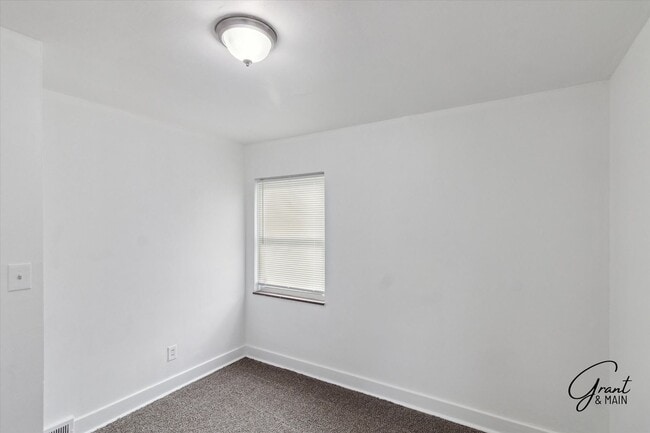 Building Photo - $1350 3 bedrooms