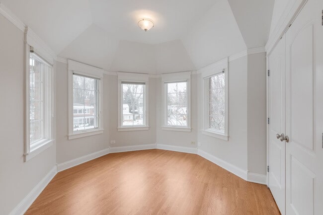 Building Photo - 420 Pine Manor Dr