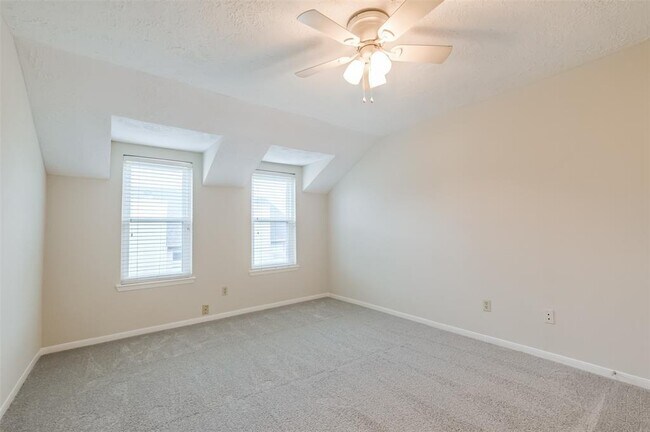Building Photo - 3004 Beecave Dr
