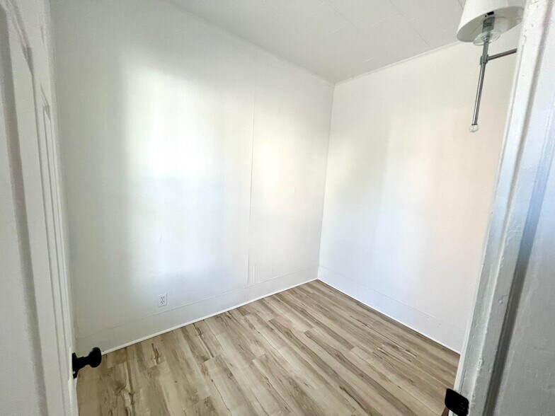 Building Photo - 39 1/2 Milton Ave