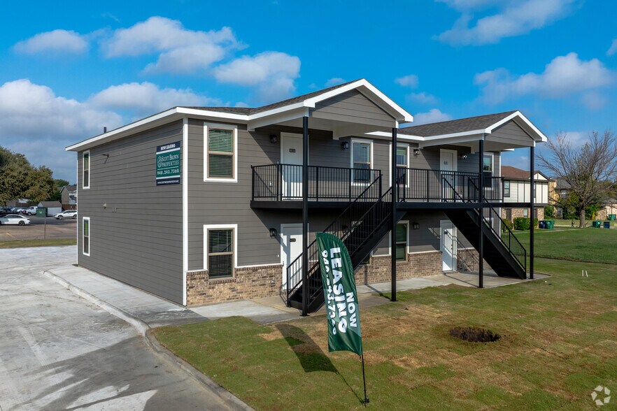 Primary Photo - 3009 Grey Wolf Cir