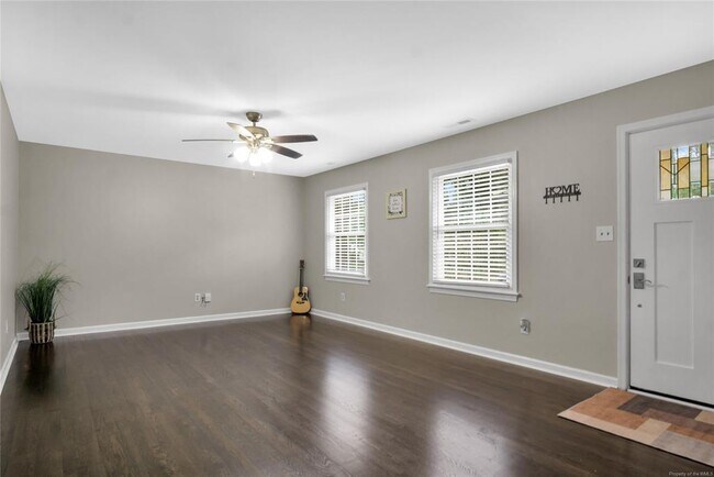 Building Photo - 117 Queen Mary Ct