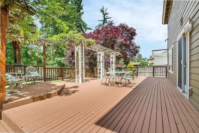 Building Photo - Spacious 5-Bedroom Home with Fenced Yard a...