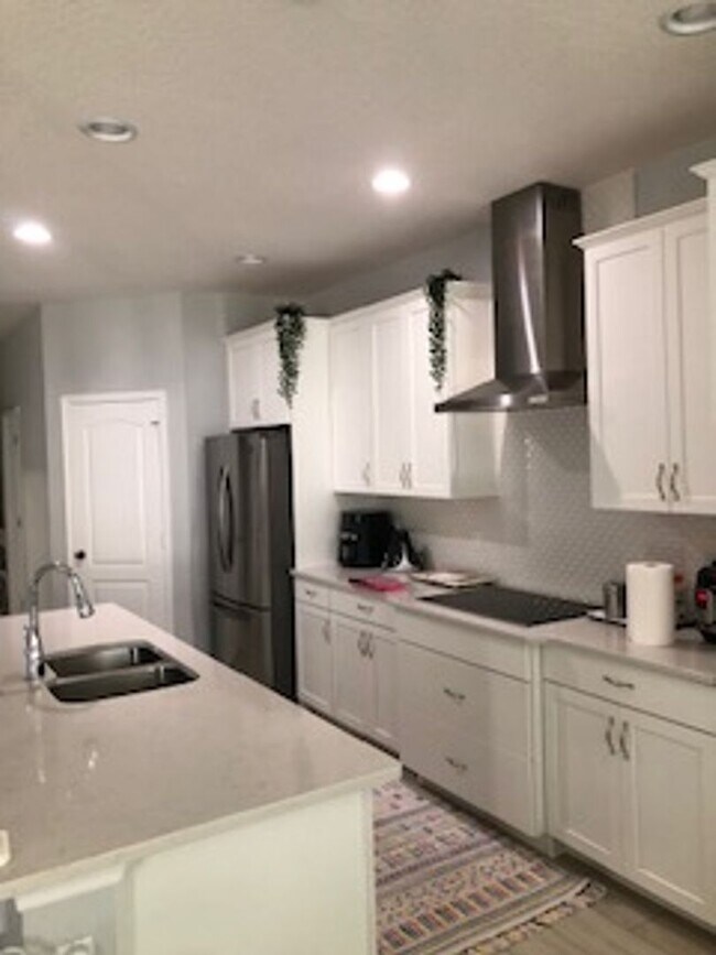 Building Photo - PRATICALLY BRAND NEW HOME IN GATED COMMUNITY!