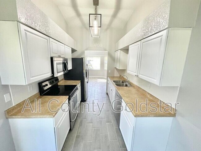 Building Photo - 19468 Edgewater Dr