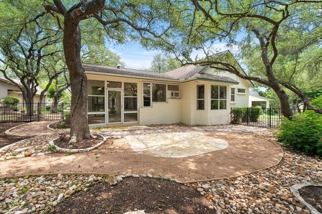 Building Photo - 104 Bronco Cir