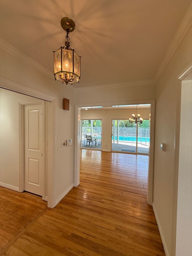 Building Photo - Beautiful One Level, 3 Bedroom, 3 Bathroom Tarzana Pool Home for Lease!