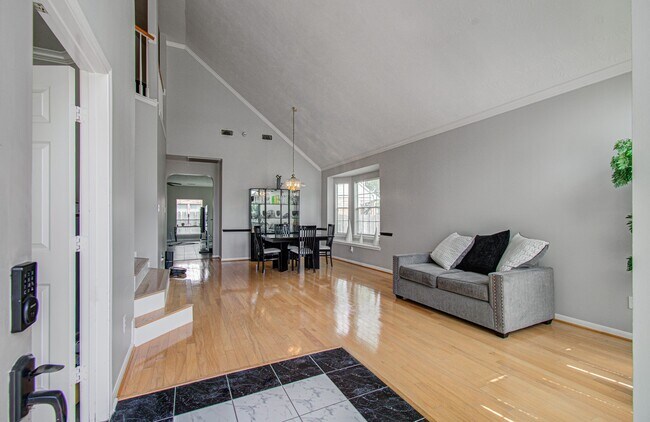 Building Photo - 3043 W Hampton Dr
