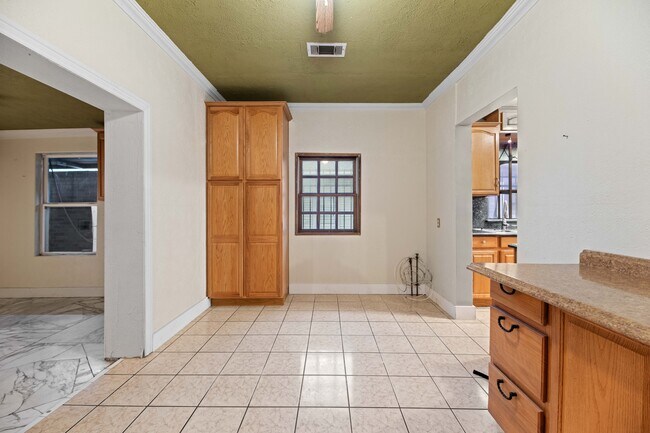 UTILITY - 606 W Pembroke Ave