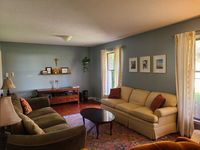 Building Photo - Ring in 2026 with THIS Great Rental!