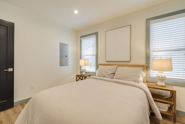 Building Photo - Welcome to this charmingly updated 2 Bedroom 1 Bathroom Bungalow Located in the Historic Jefferso...