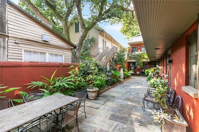 Building Photo - 931 Royal St