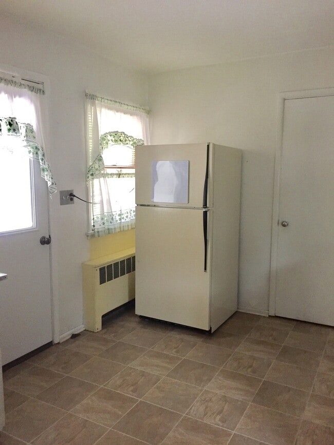 Building Photo - Cozy 3bedroom available Nov 1st.