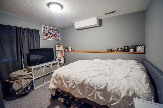 Building Photo - Bright 4BR on Corner Lot in SW Rochester