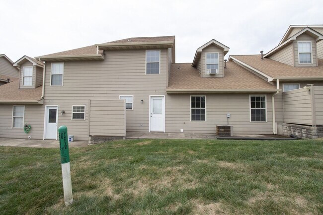 Building Photo - Condominium Convenience in Columbia!