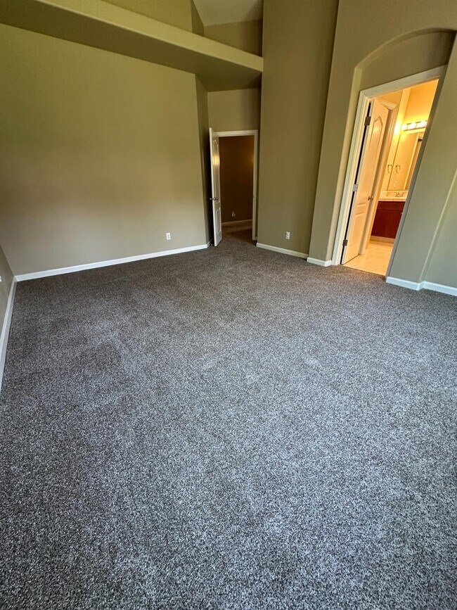 Building Photo - 2136 E Turnberry Ave