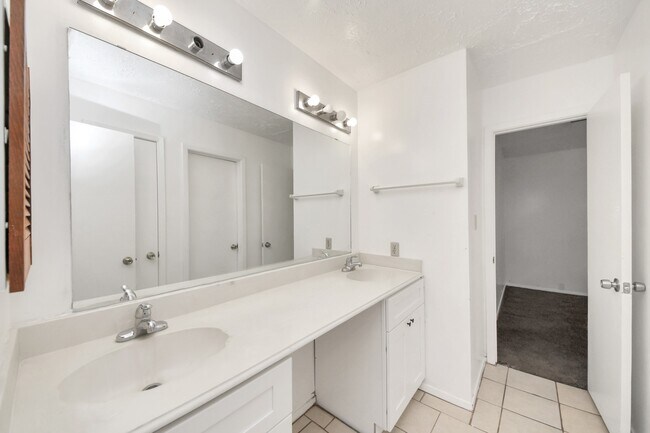 Building Photo - 13610 Piney Oaks Dr