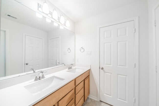 Building Photo - 27618 Mesabe Dr