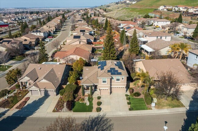 Building Photo - Elegant & Spacious 4 Bedroom Home Near Fol...