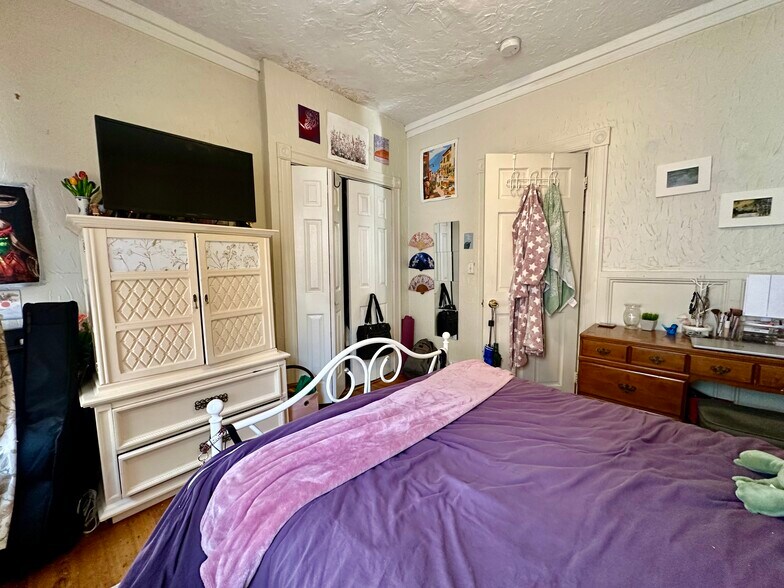 Building Photo - 93 Hillside St