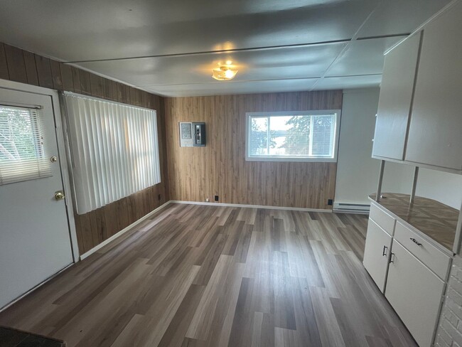 Building Photo - ***PENDING APPLICATION***2 Bed/1 Bath Char...