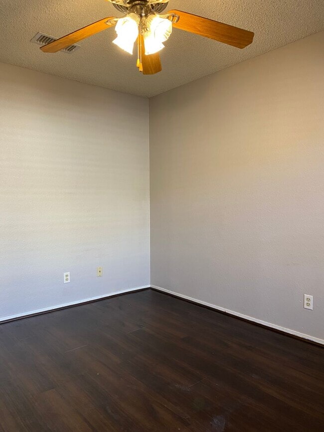 Building Photo - SPACIOUS 3 bedroom 2 bath Townhome COMING SOON!