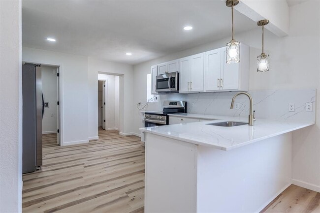 Building Photo - 1421 NE 8th St