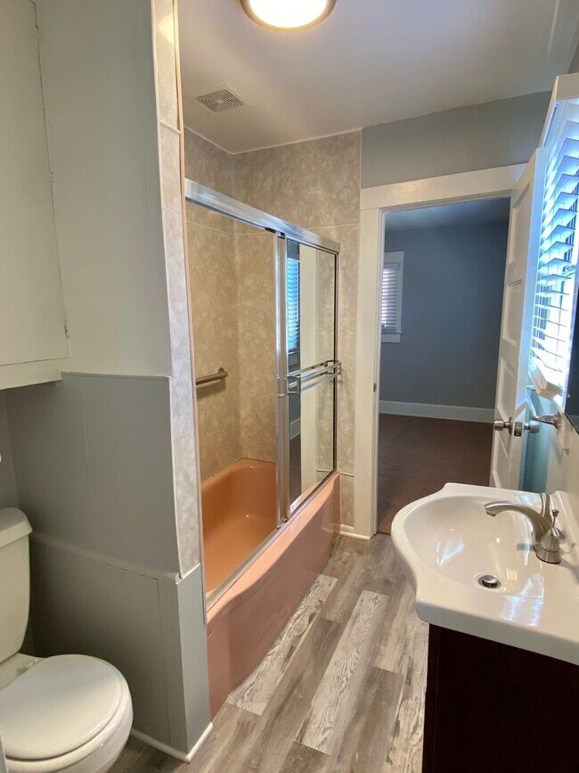 Building Photo - Charming 2 Bedroom Craftsman House w/Porch and Private Back Patio in Hillcrest