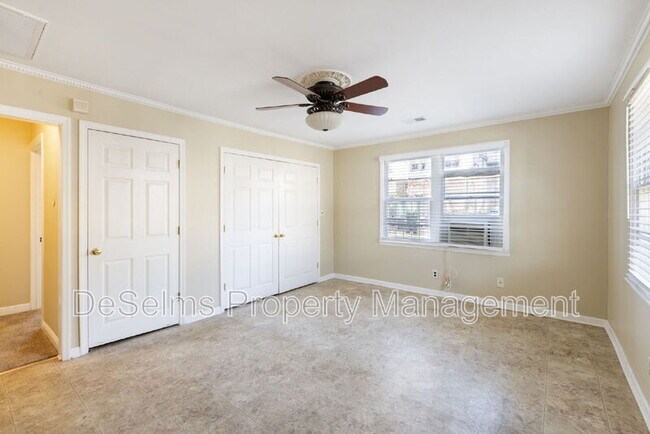 Building Photo - 922 Wedgewood Ave