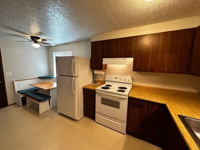 Building Photo - 2 Bedroom 1 Bath Single Family Home w/Atta...