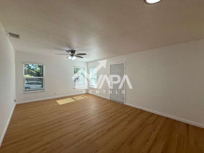 Building Photo - 115 Maurine Dr