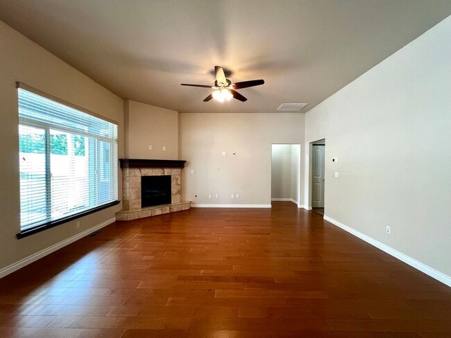Building Photo - Home in West Valley with garage & back yard!