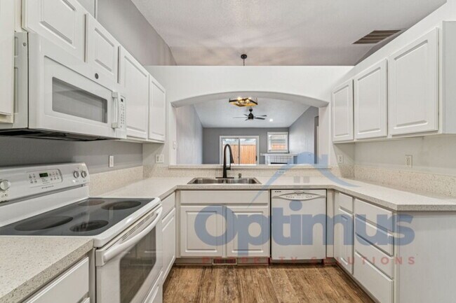 Building Photo - Charming & updated 2-bedroom, 2-bath home in one of Boise’s most convenient and sought-after loca...