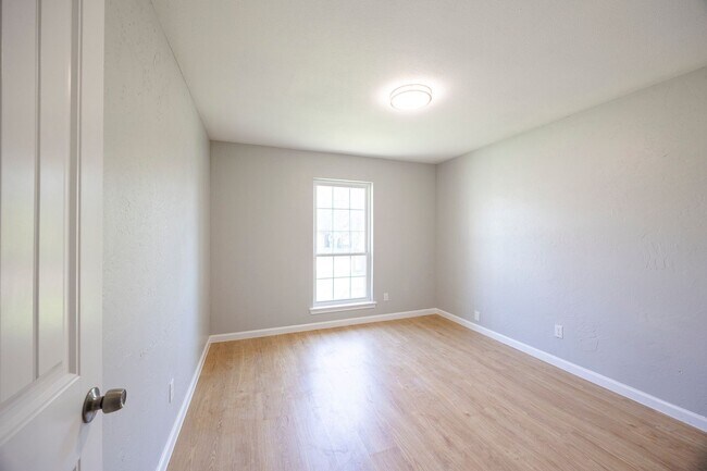 Building Photo - Beautifully remodeled single story home --3 bedrooms, 2 Full baths, and large Covered Patio with ...