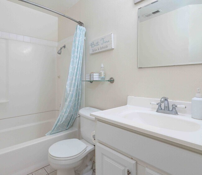 Building Photo - Gated 2BR Condo with Pool View